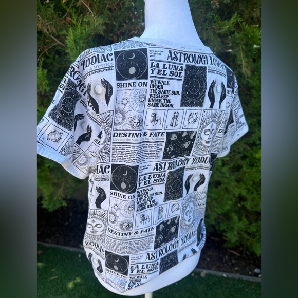 Retro Black/White Astrology Sun and Moon T Shirt(Junior) Size Large - Picture 3 of 3